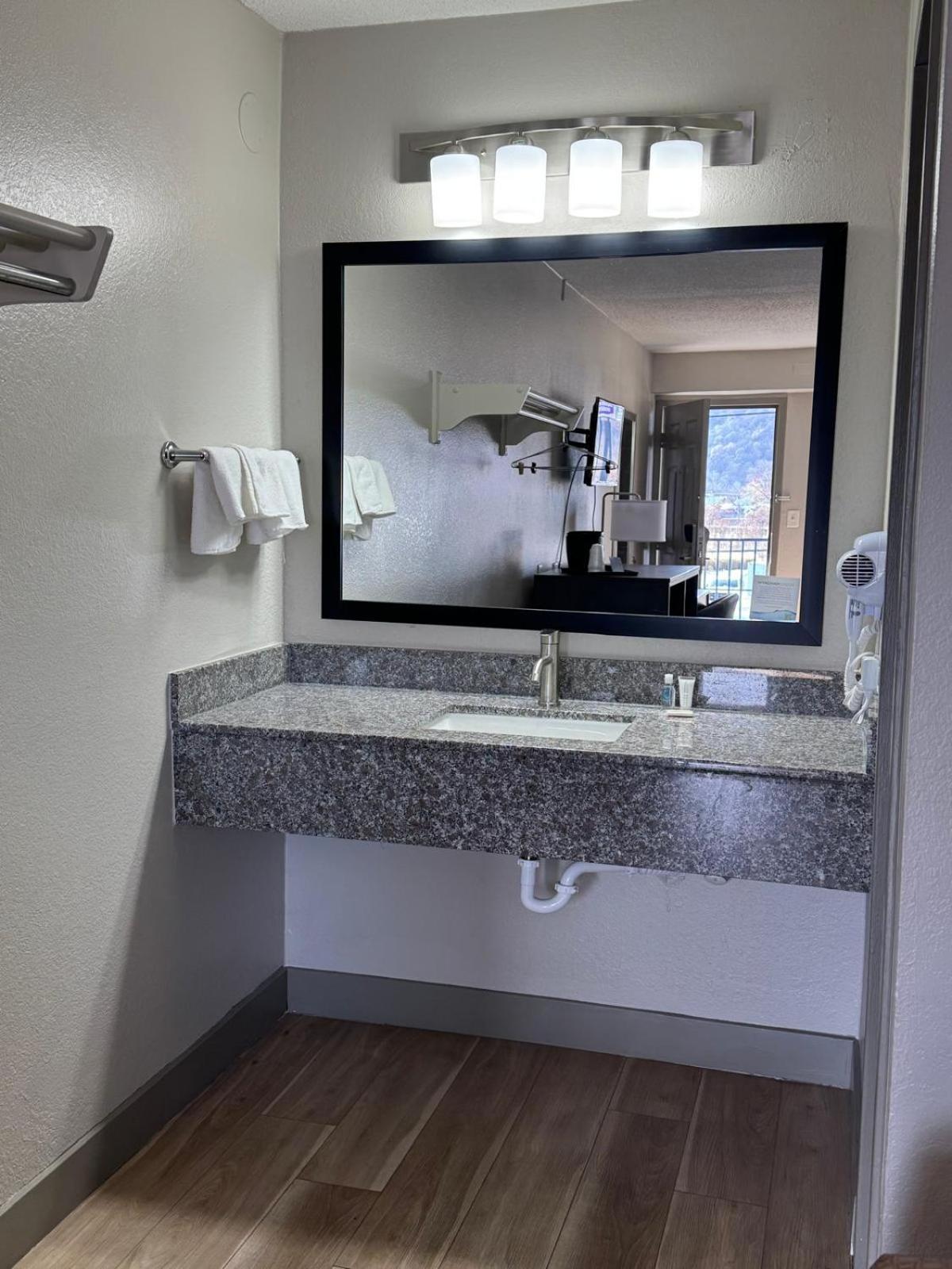 Super 8 By Wyndham Charleston Wv Hotel Ngoại thất bức ảnh