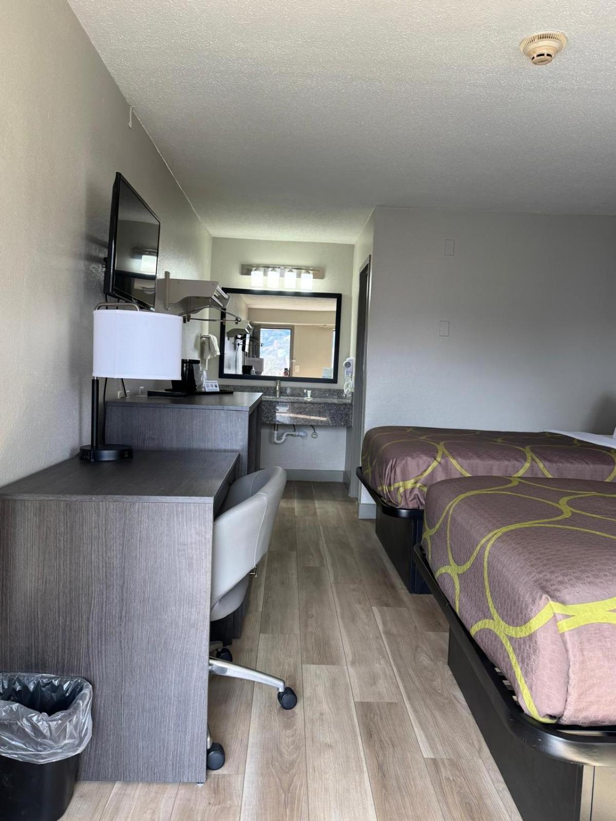 Super 8 By Wyndham Charleston Wv Hotel Ngoại thất bức ảnh